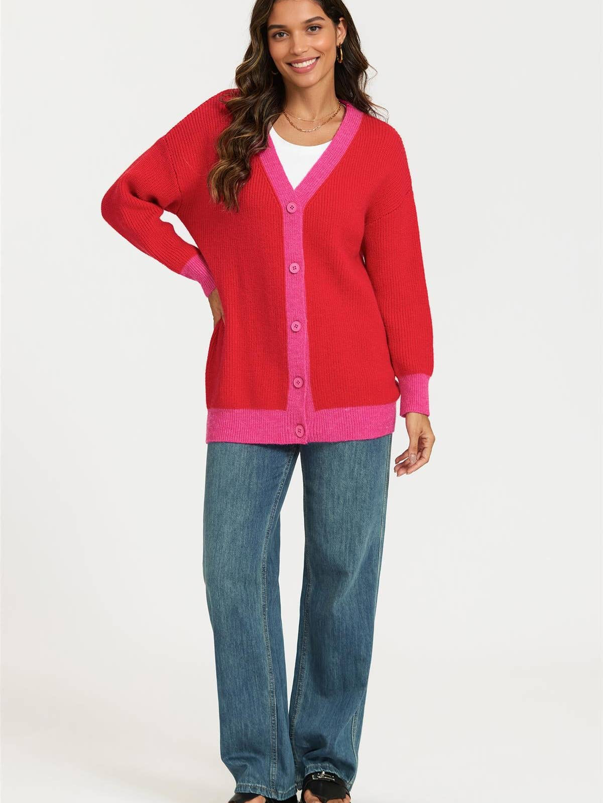 Le pull rouge avec ses bordures roses