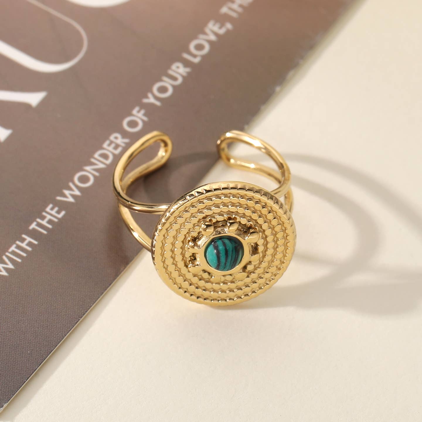 La bague montée d’une pierre œil de tigre, malachite, cornaline, agate blanche
