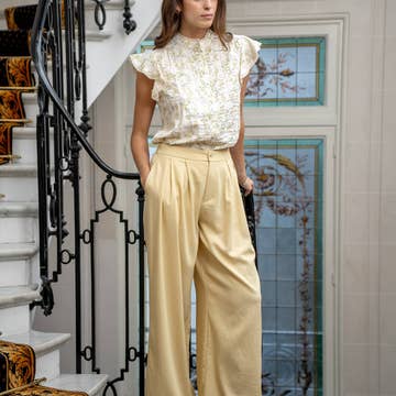 Le top sans manches à volant, col mao avec dentelle