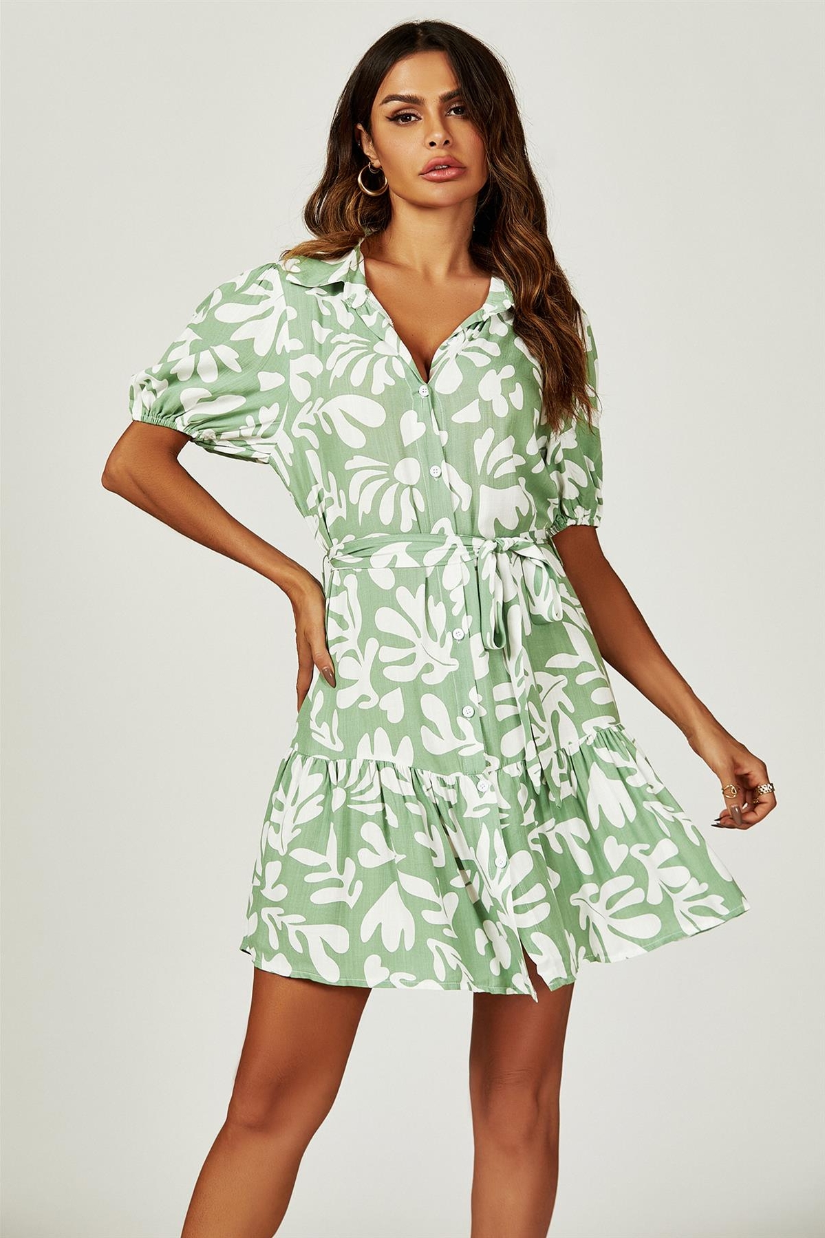 Mini-robe chemise à ourlet à imprimé floral en vert