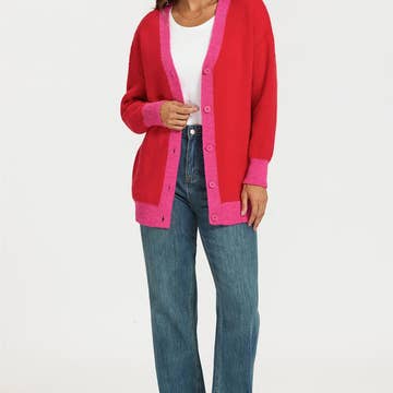 Le pull rouge avec ses bordures roses