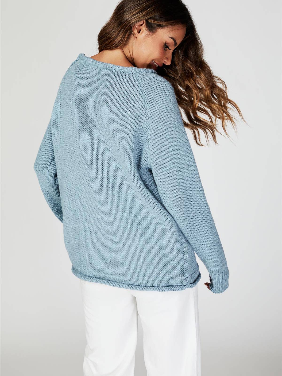 Le pull en maille bleu