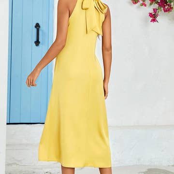 La robe avec un décolleté flatteur à licou