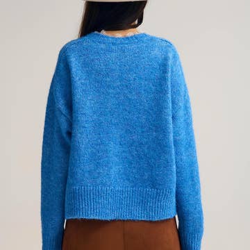 Le pull avec dentelle au col et au poignet
