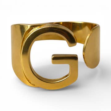 La bague avec une lettre de l’alphabet