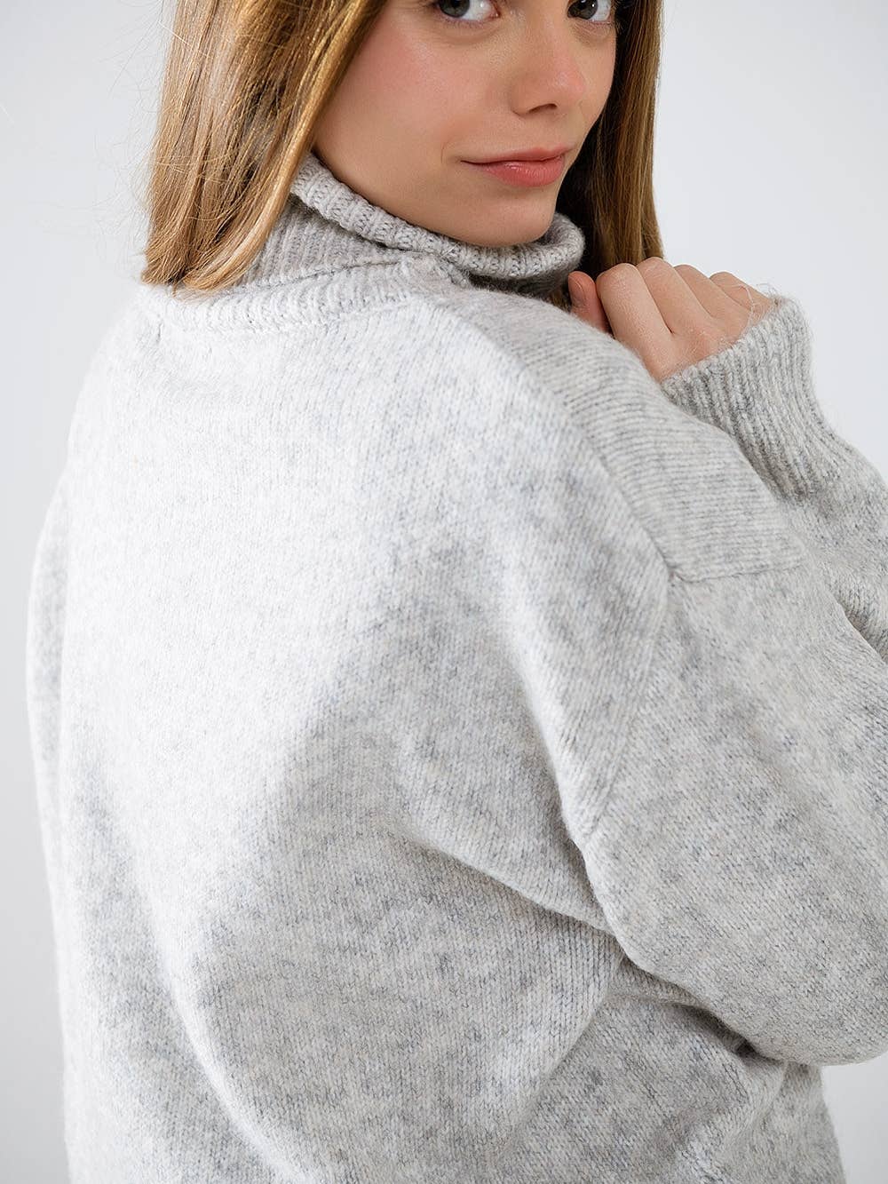Pull gris à col roulé