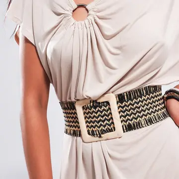 Robe midi beige asymétrique à manches courtes avec anneau