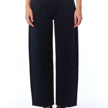 Le jean noir à  jambes évasées 