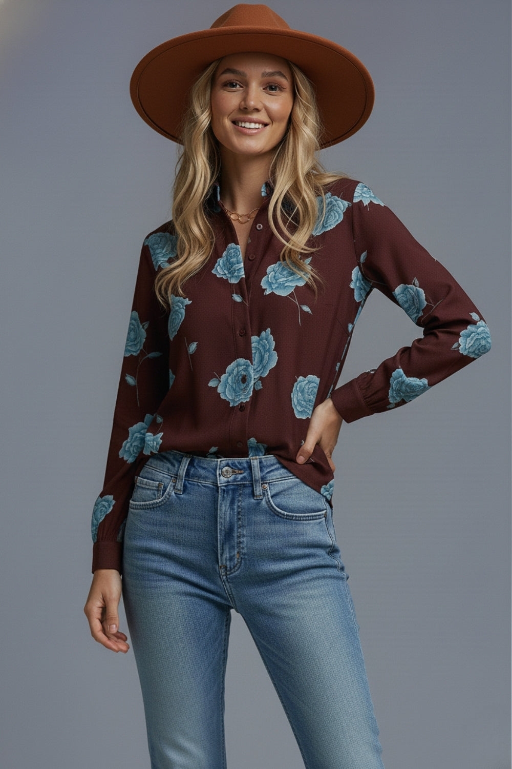 Chemise marron à boutons avec imprimé floral bleu clair en satin