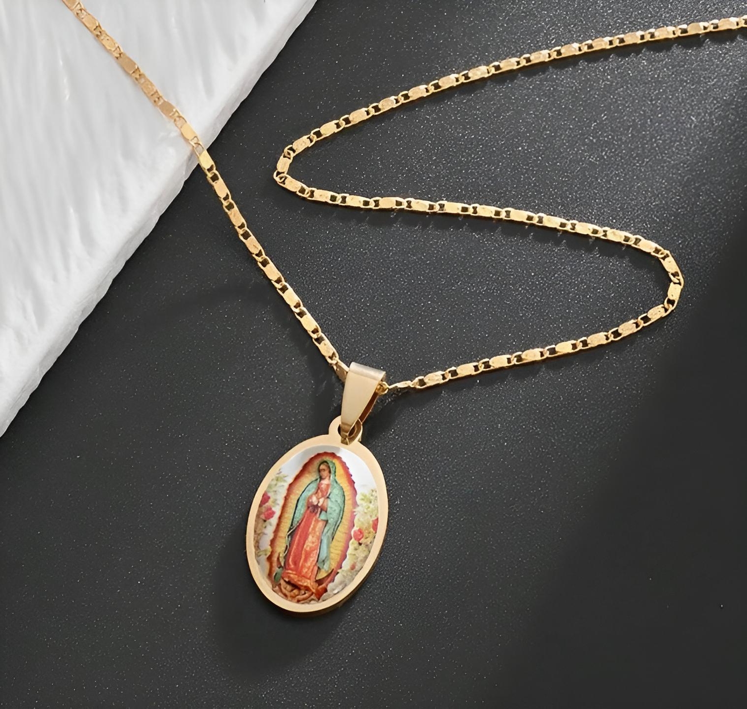 Le collier avec un pendentif de la vierge de Guadalupe
