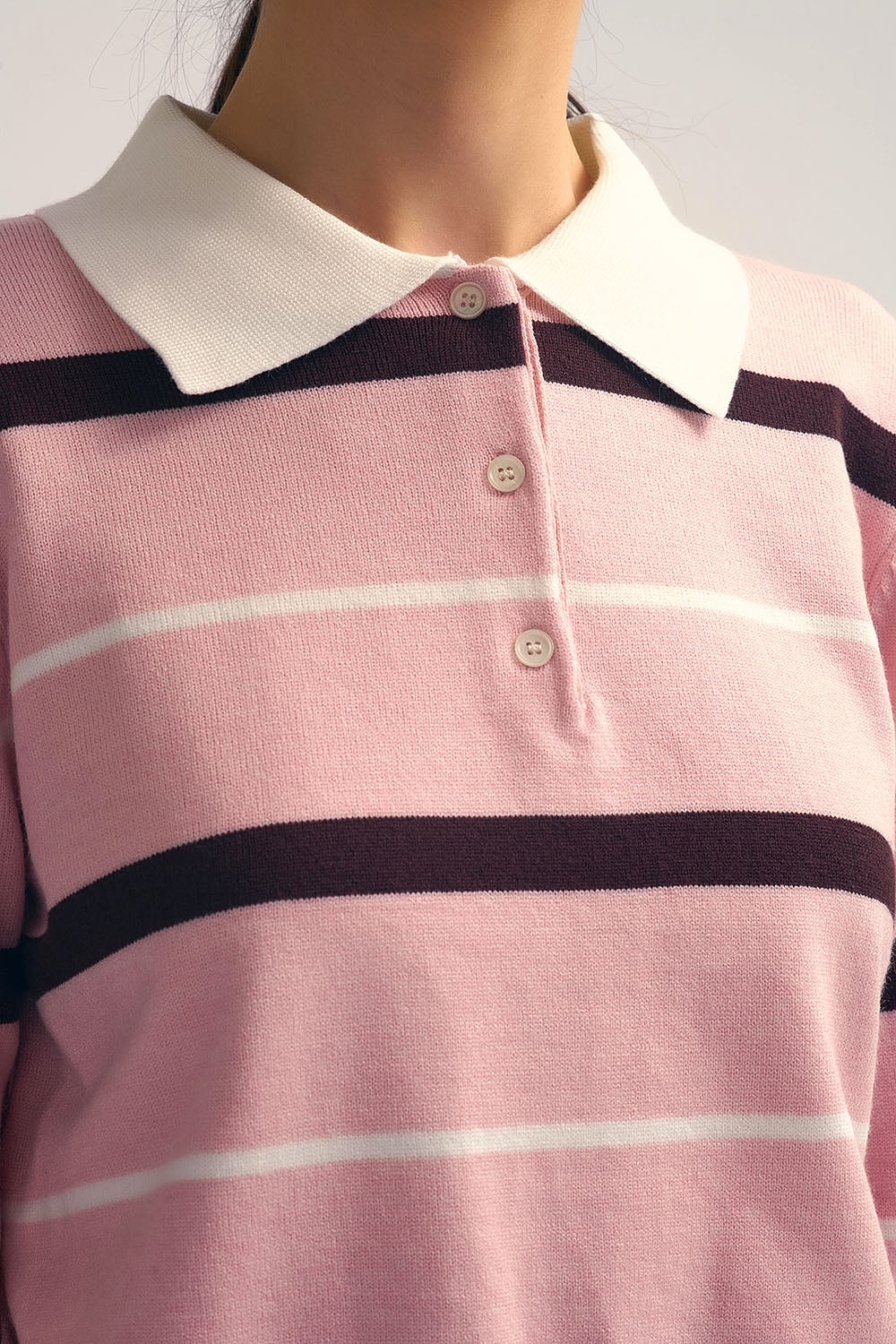 Pull polo en tricot rayé rose avec col blanc
