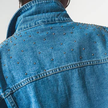 La veste en Jean cloutée 
