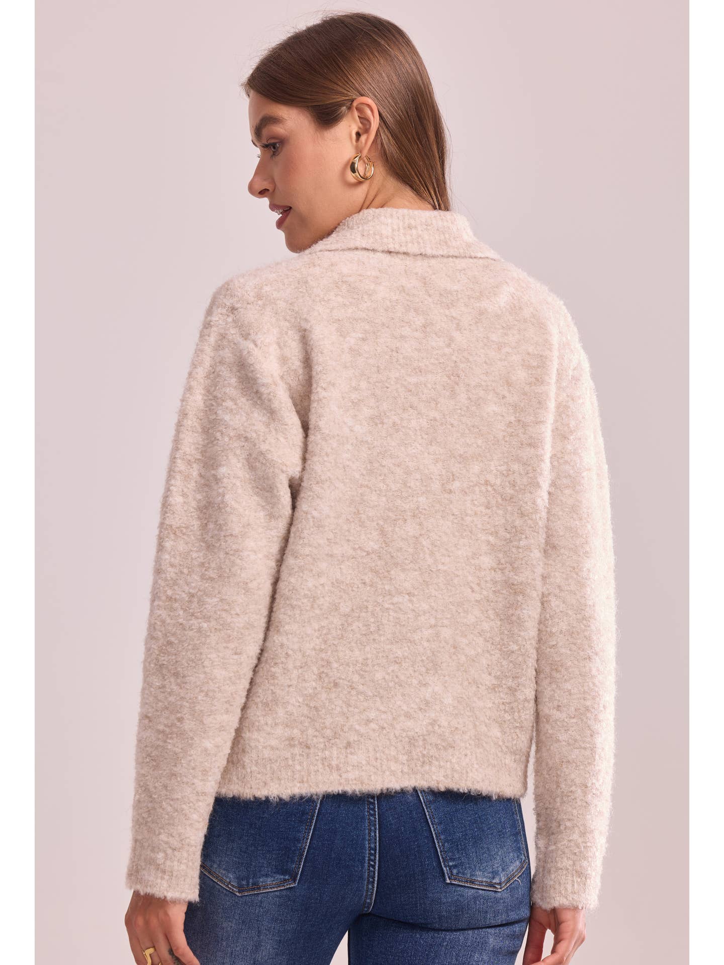 Cardigan en laine beige et ses boutons magnifiques 