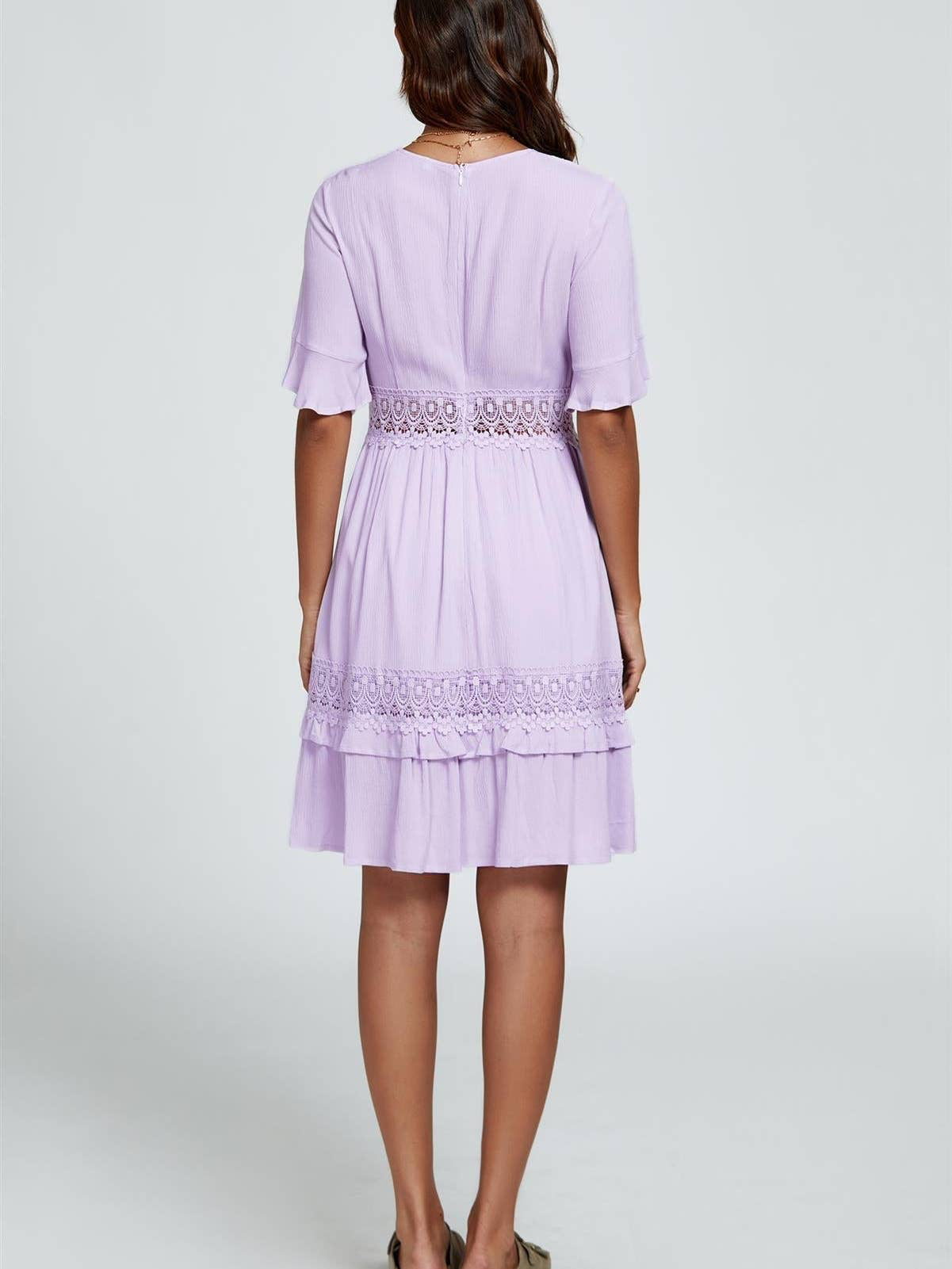 La robe mini en dentelle à col en V