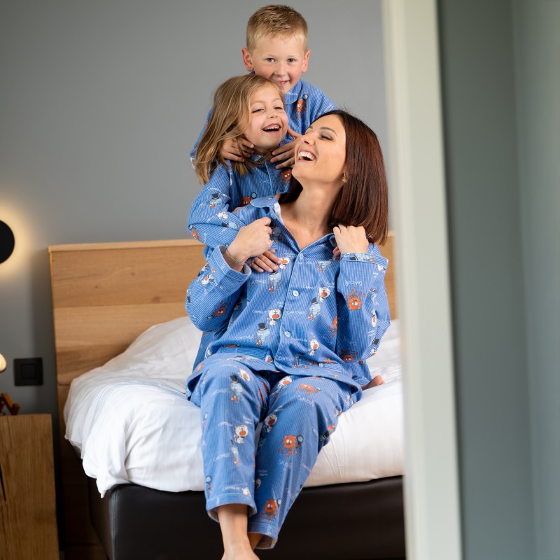 le pyjama rayé blanc, avec des motifs chat  détective mixte