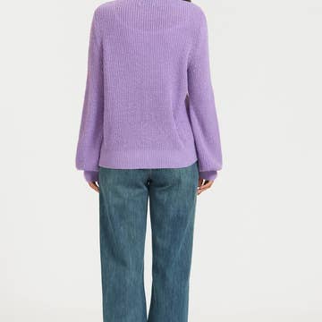 Le cardigan violet avec une touche ludique