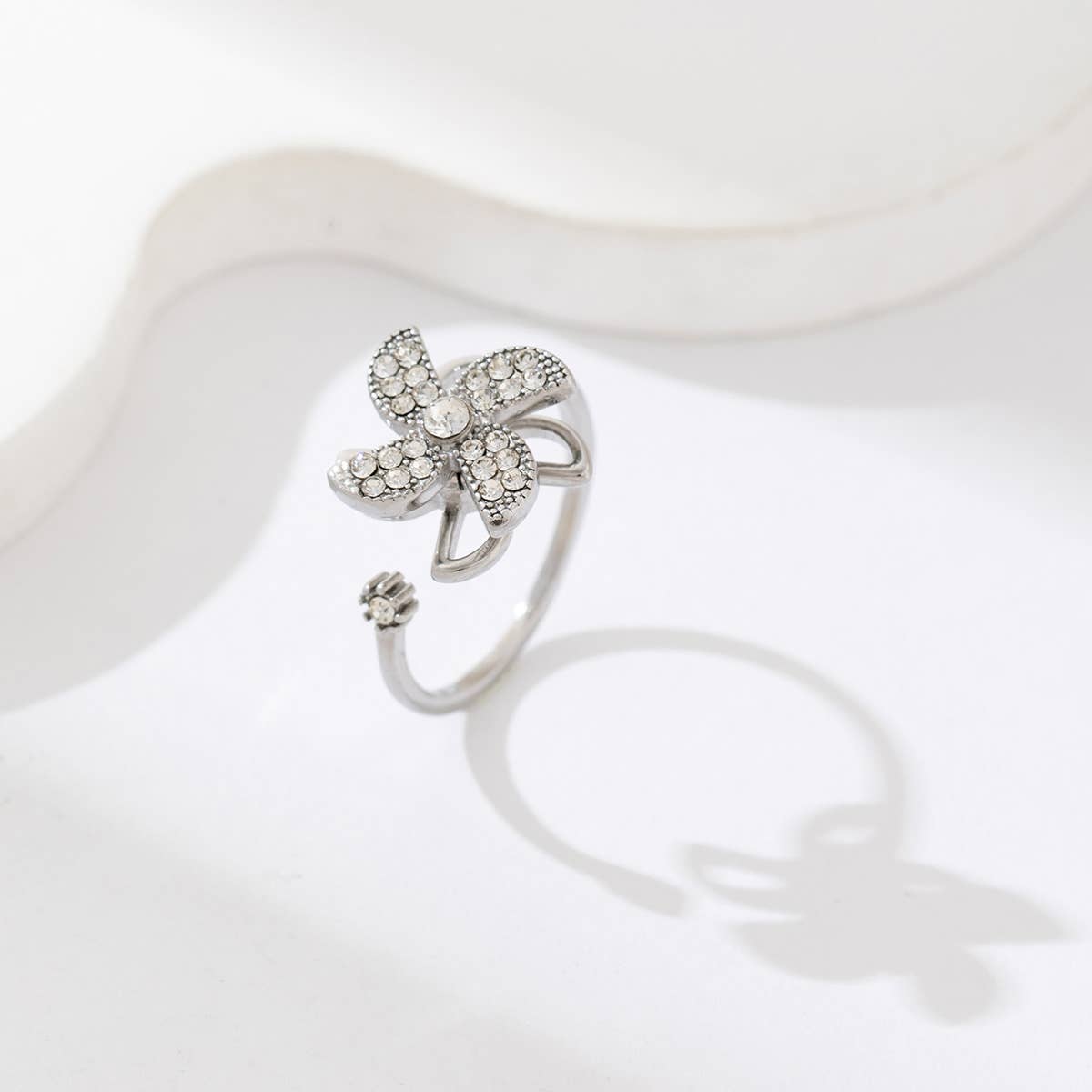 La bague en argent ou dorée ornée de cristaux