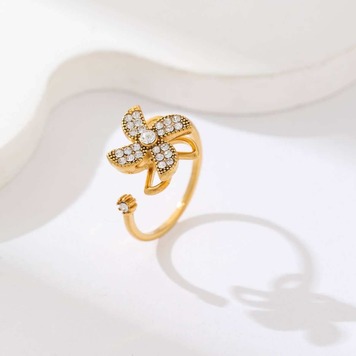 La bague en argent ou dorée ornée de cristaux
