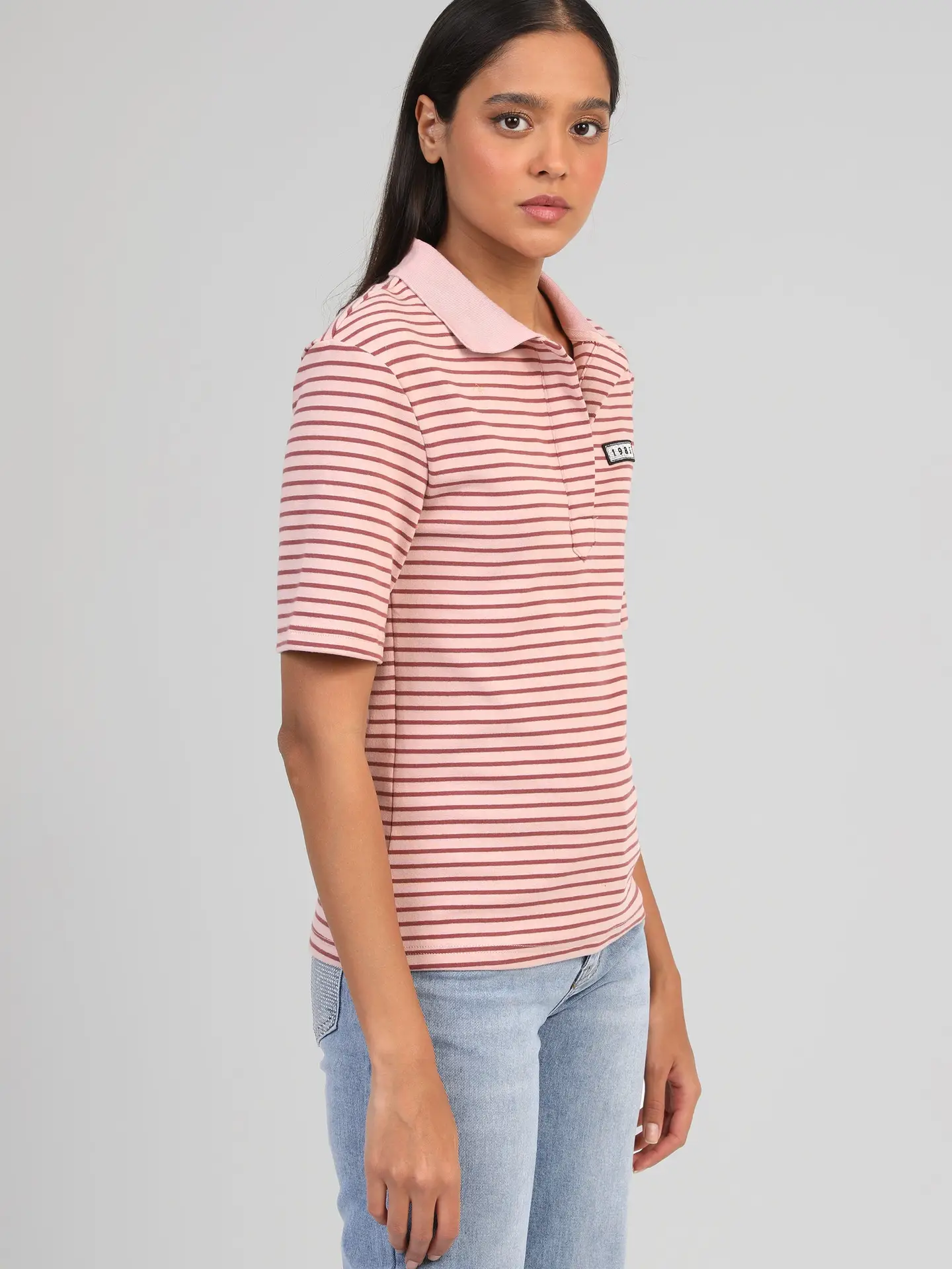 Le t-shirt col polo rayé rouge fond rose pour un style glamout