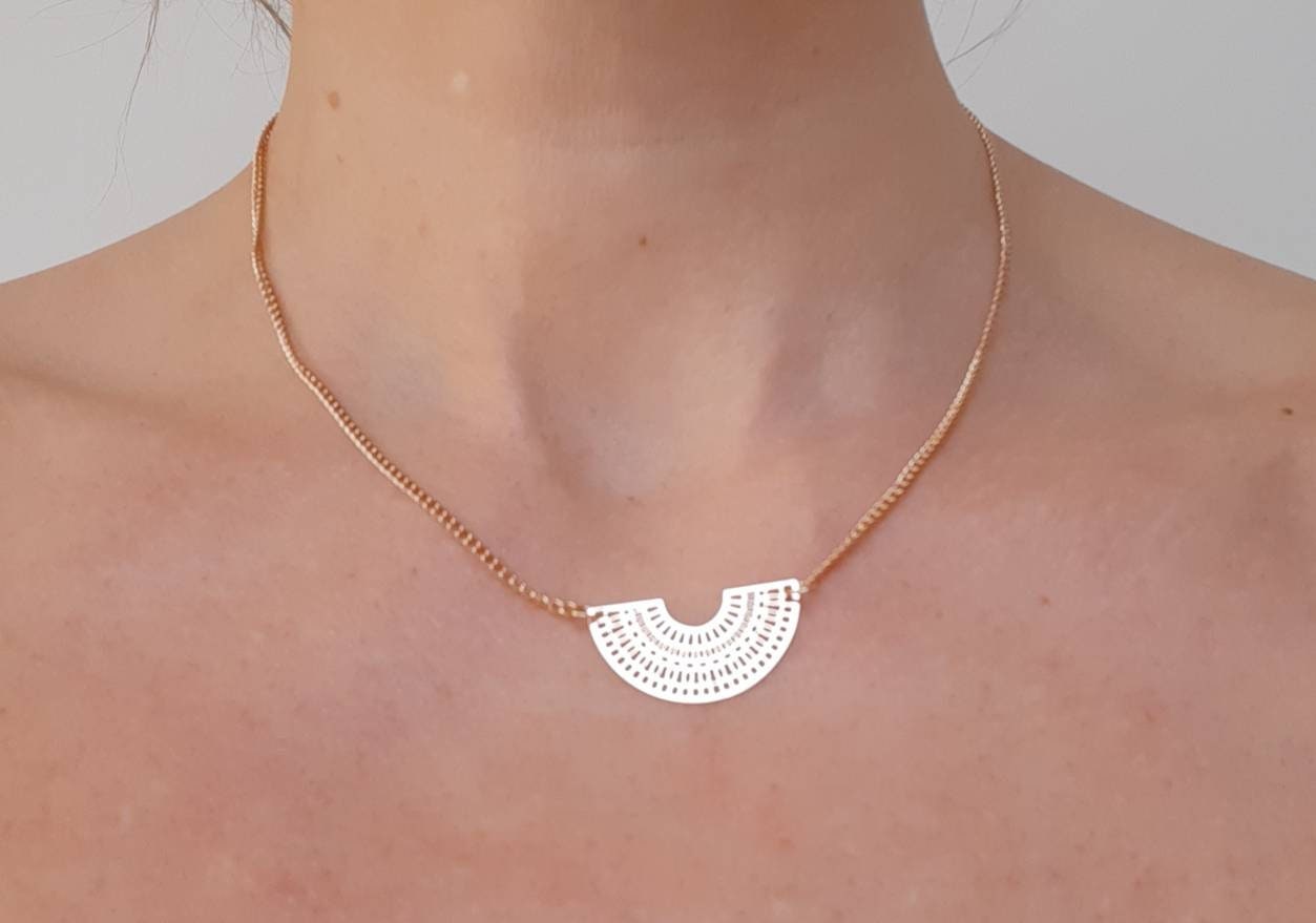 Collier demi-lune filigrane art déco