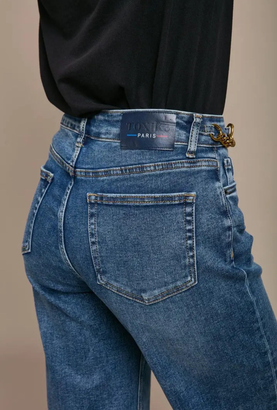 Le jean bleu à chaîne dorée