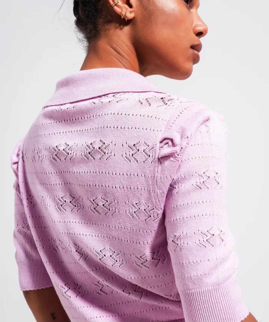 Pull lilas à col large en pointe