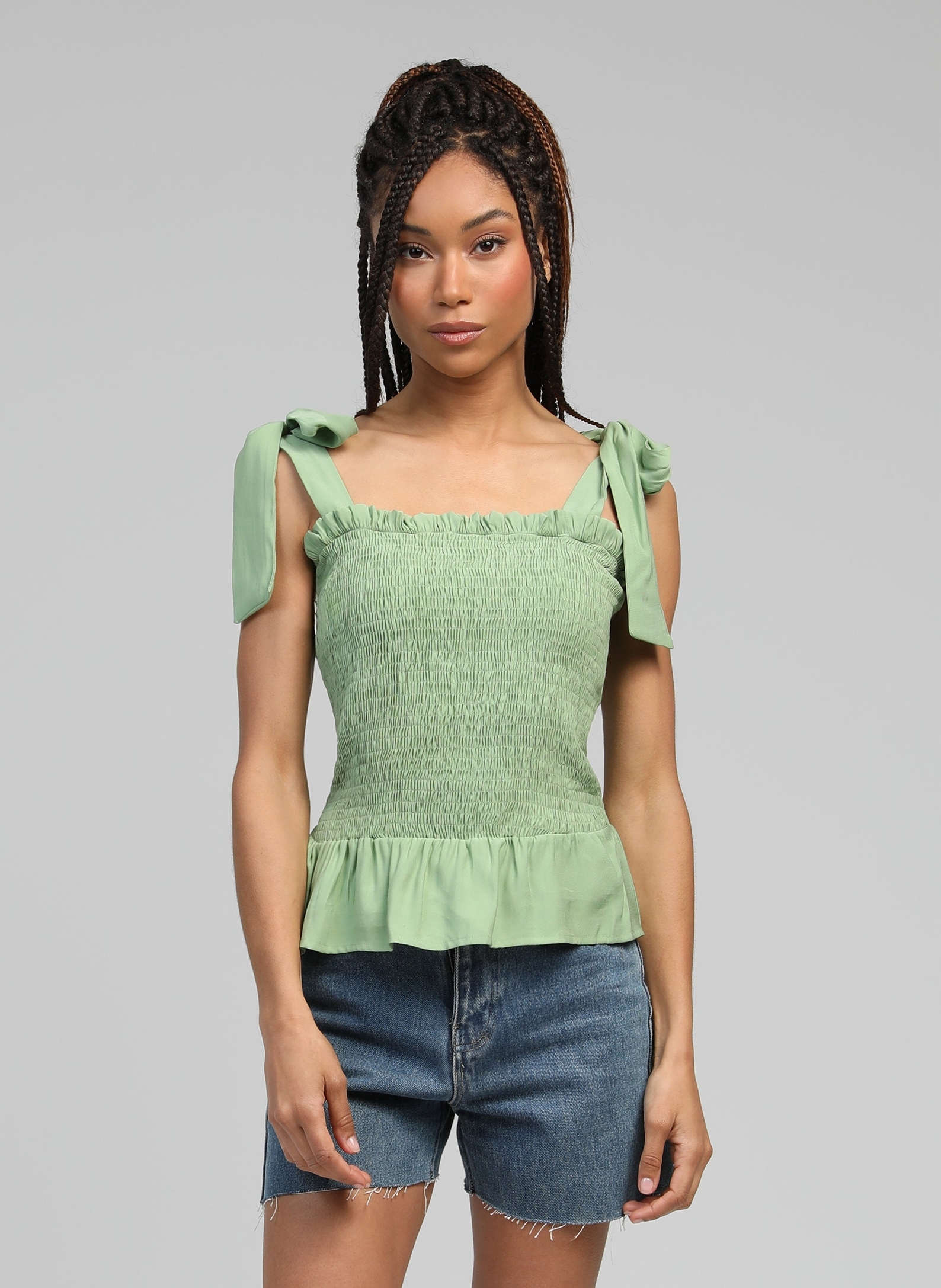 Top vert à bretelles nouées