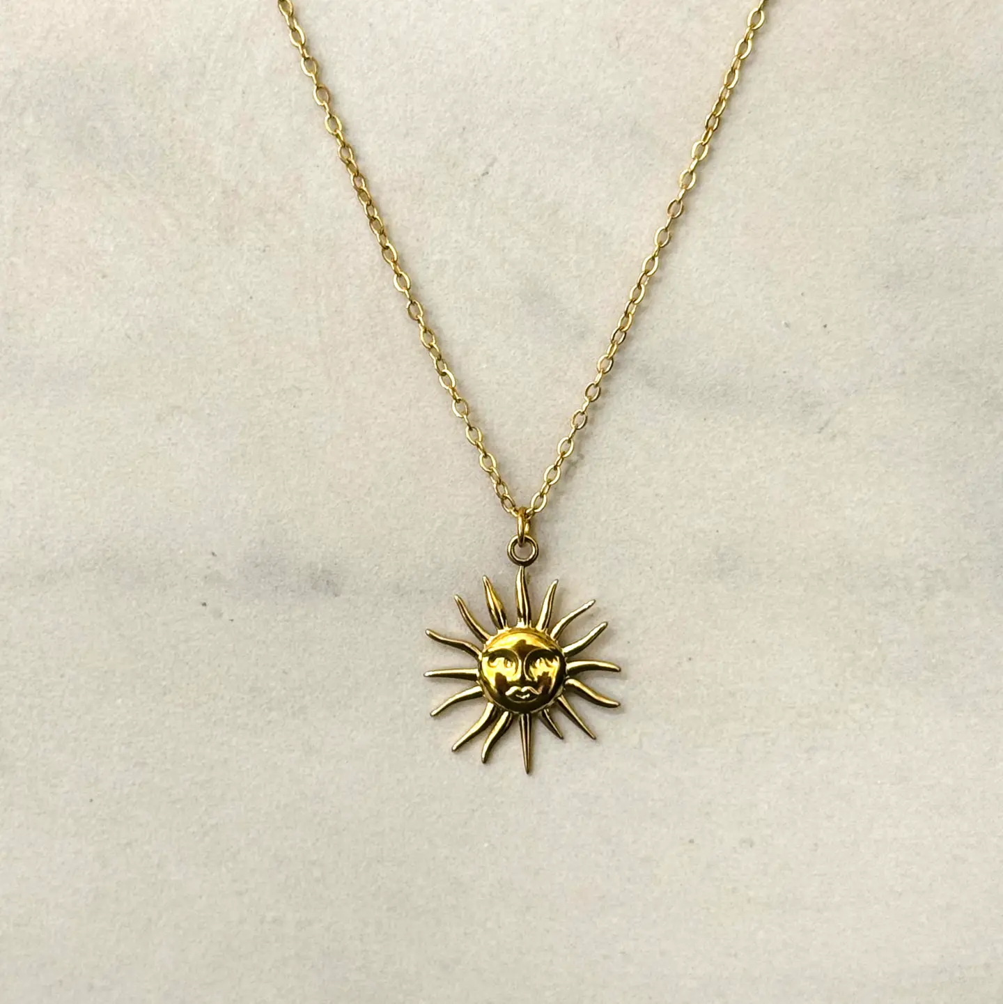 le collier avec un soleil en acier inoxydable doré a en or ou argenté