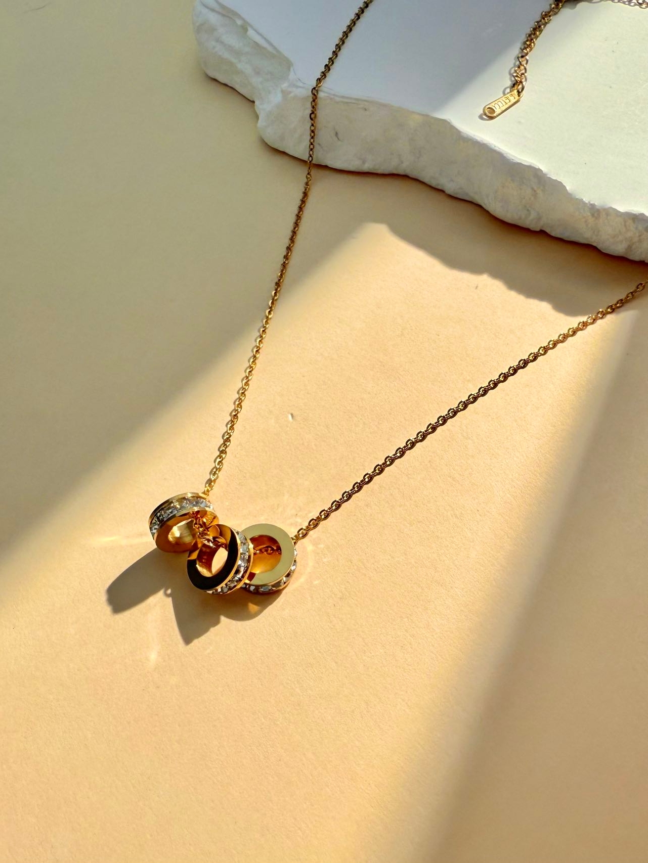 Collier avec trois petits anneaux ornés de strass