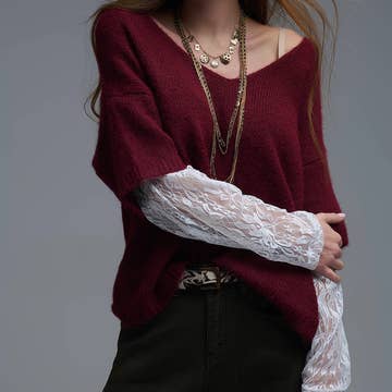 Le pull avec manches en dentelle