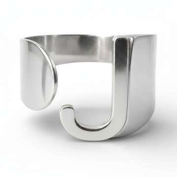 La bague avec une lettre de l’alphabet
