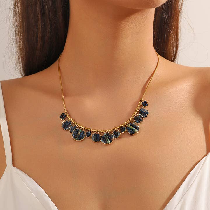 Collier en or avec pierres noires