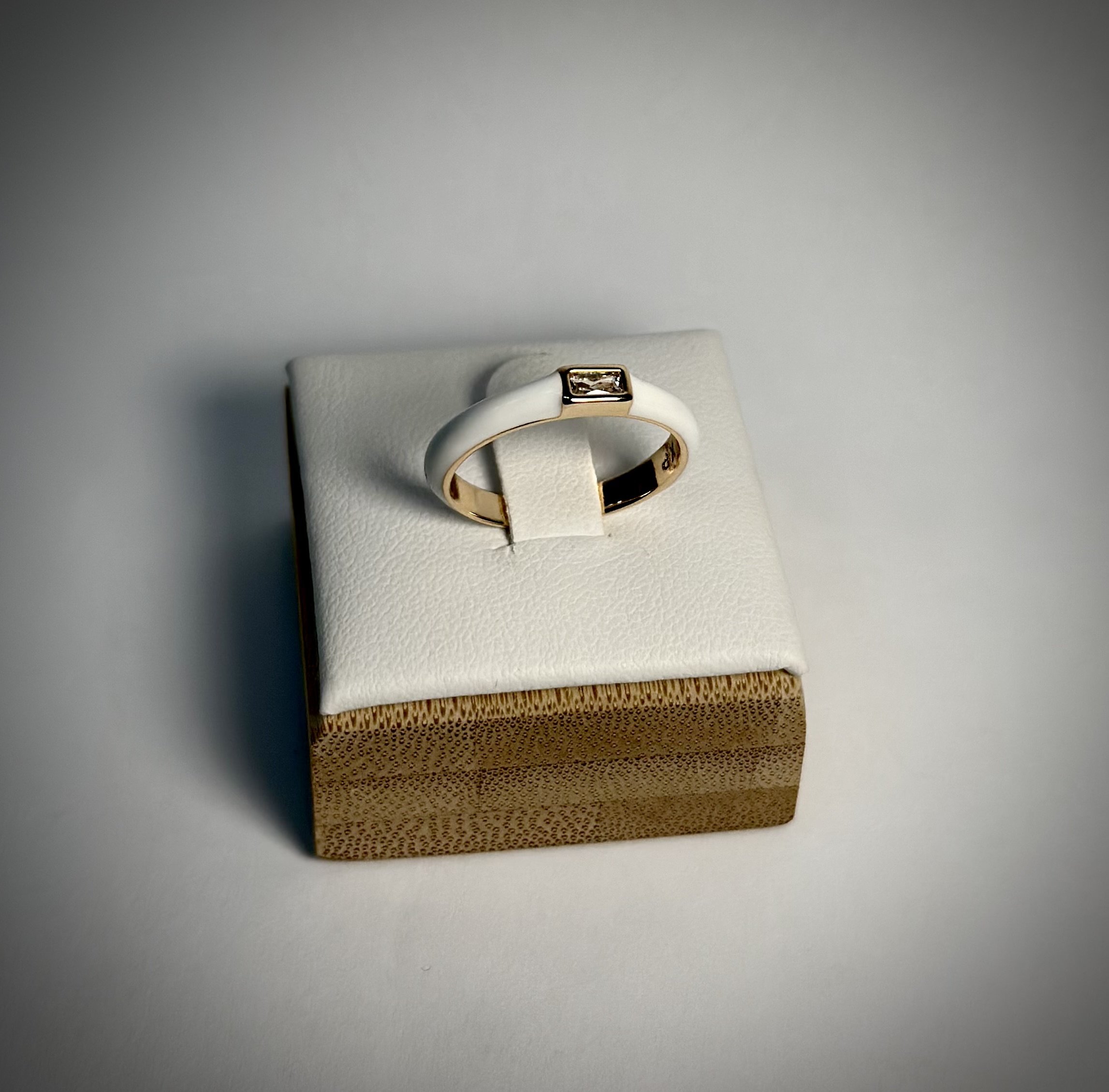 Gredzens ''White ring''