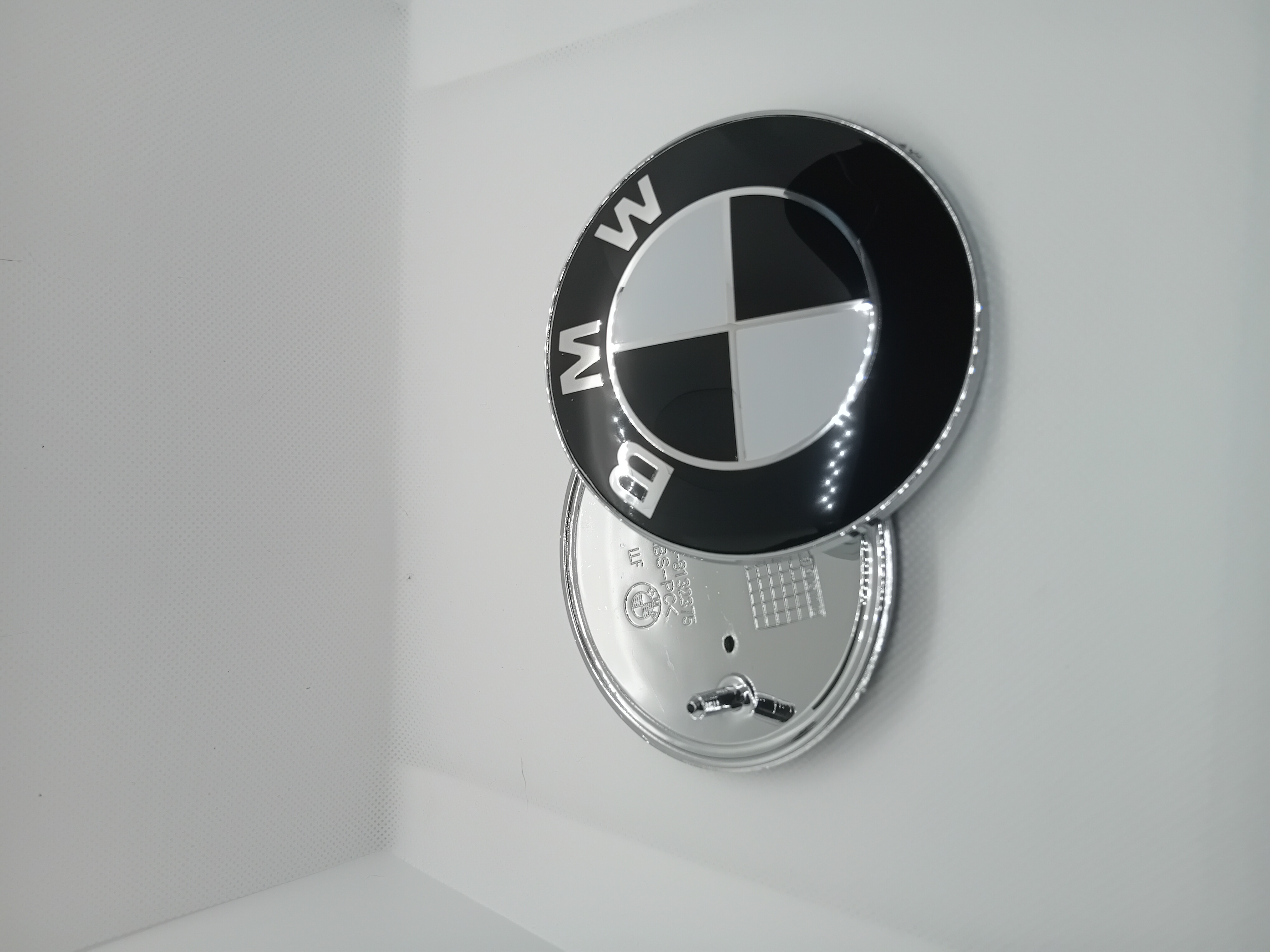 BMW emblema (Juoda/balta) (74,78,82 mm)