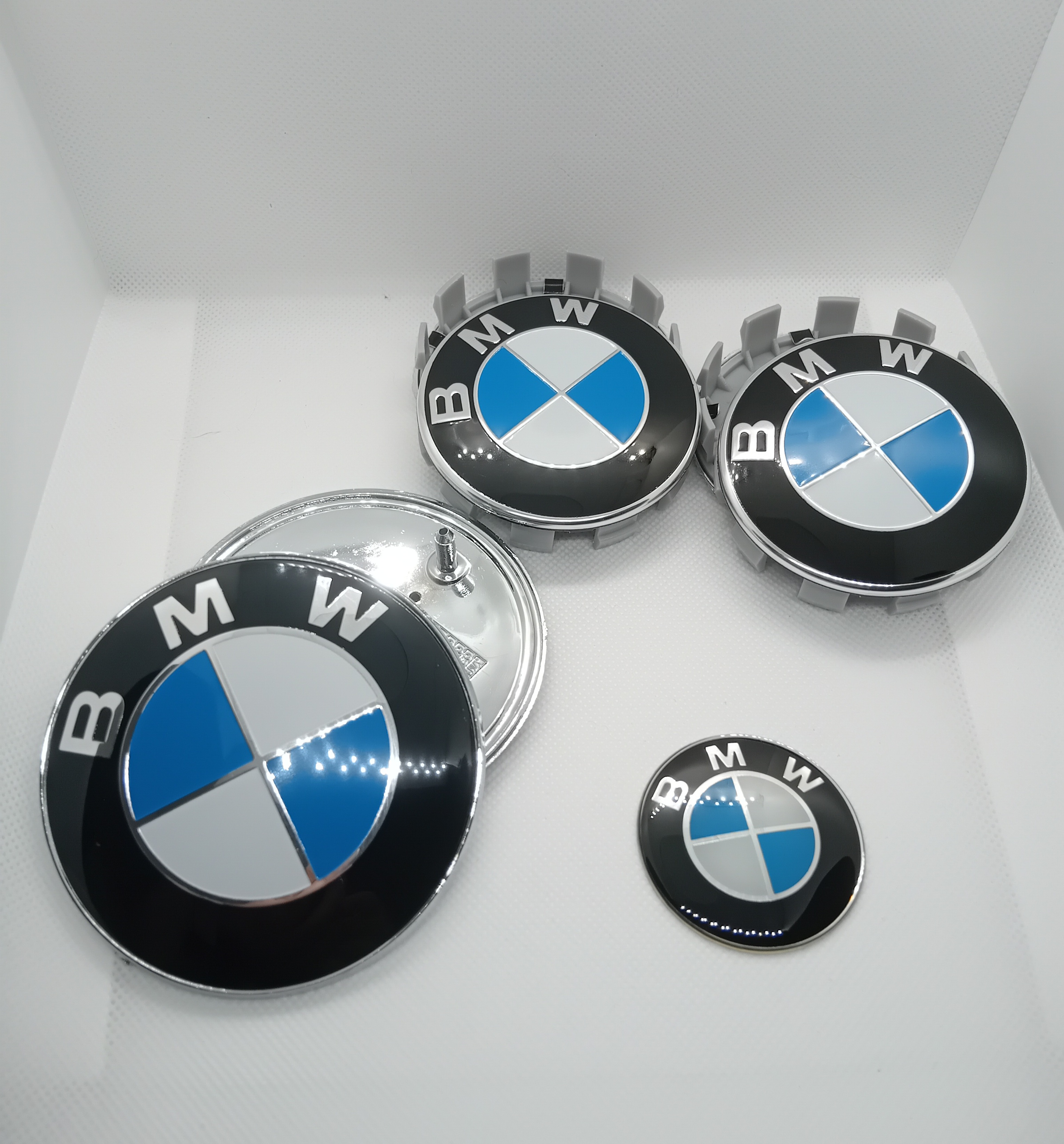 Pilnas BMW emblemu komplektas(melyna/balta)