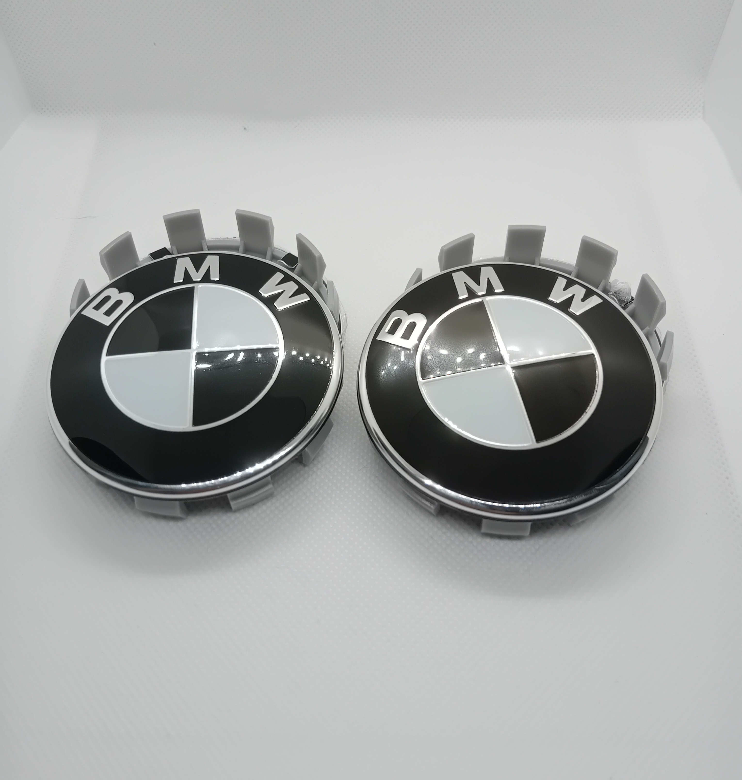 BMW ratlankių dangteliai (Juoda/balta)