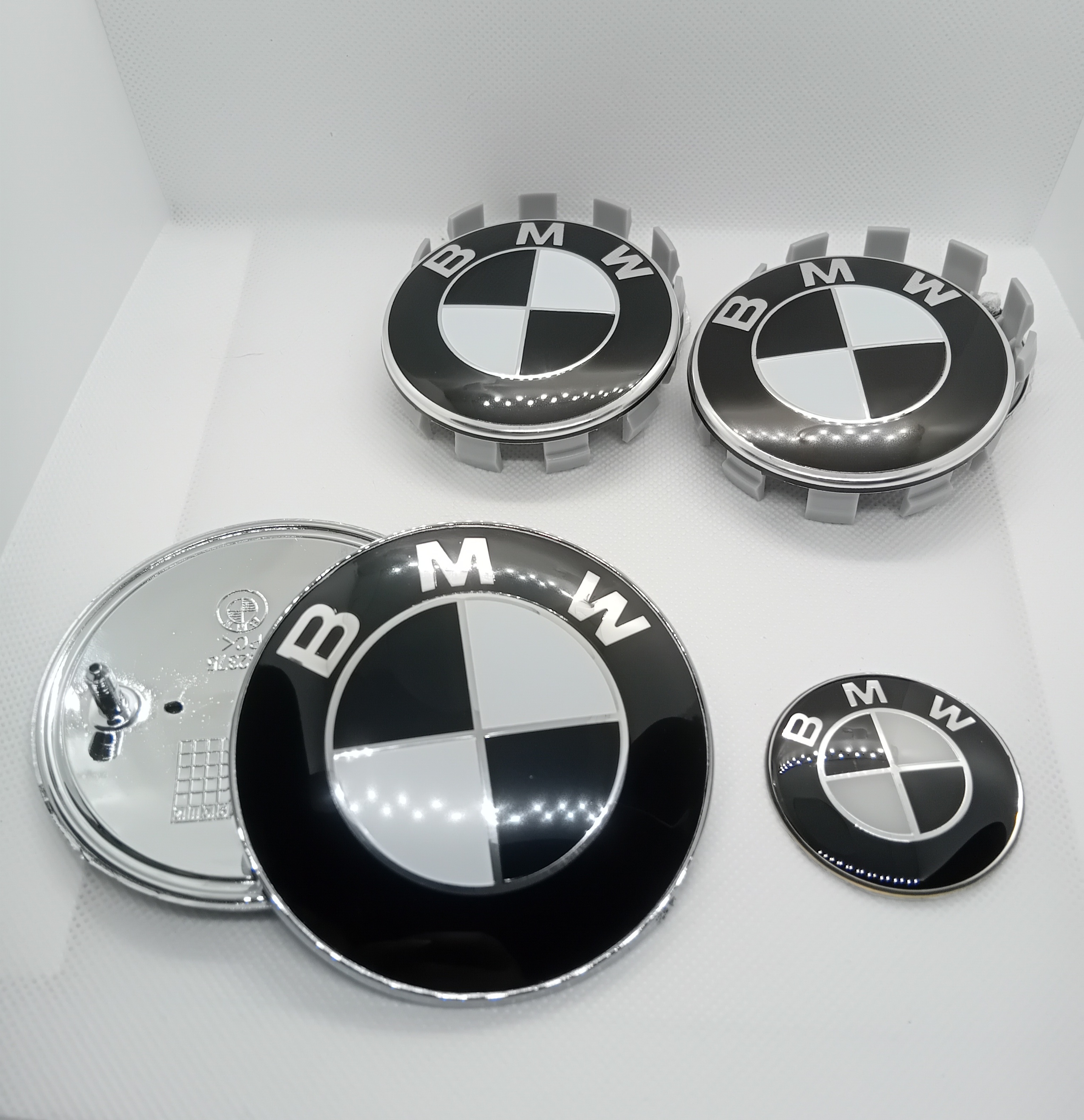 Pilnas BMW emblemu komplektas (juoda/balta)