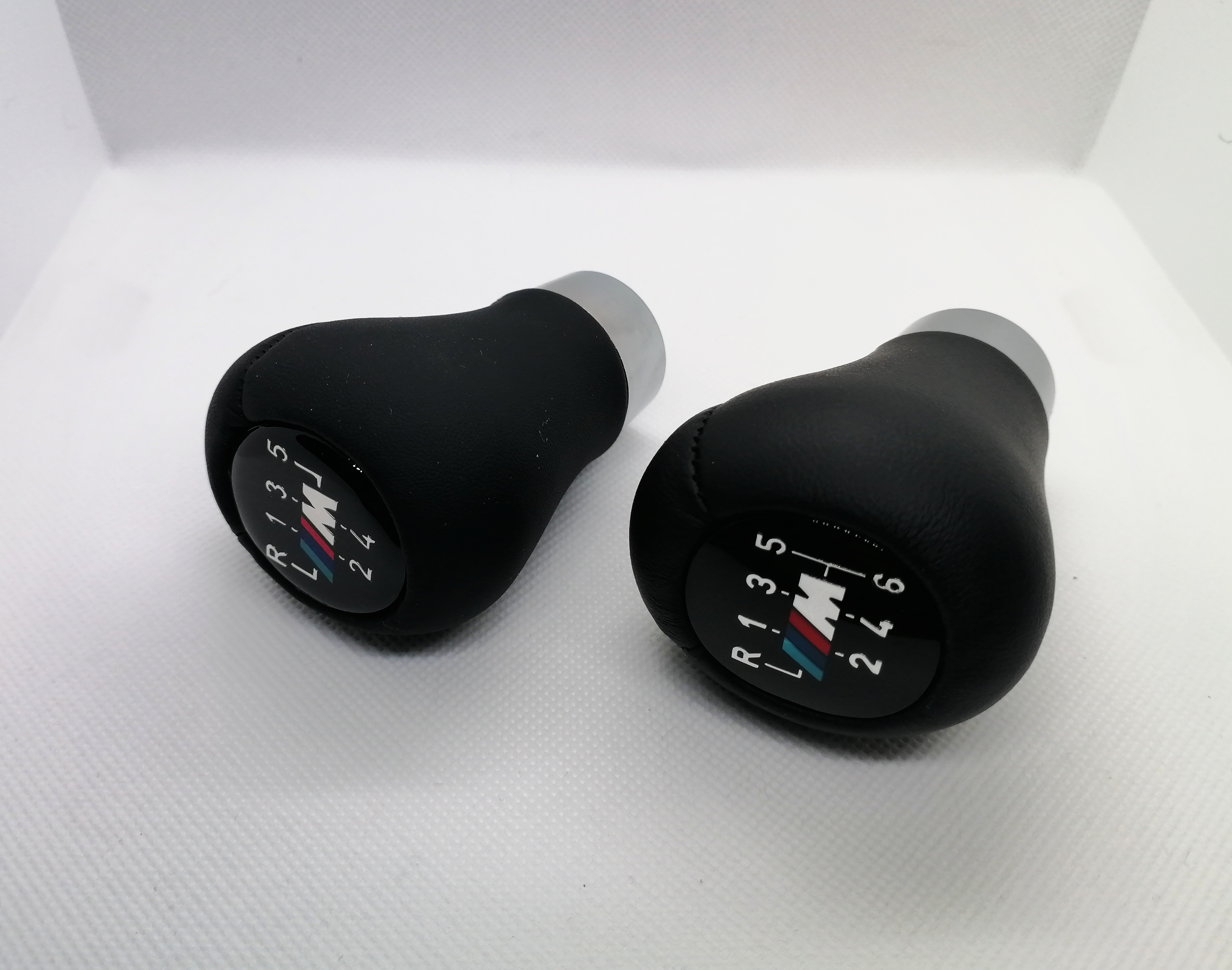 Pavarų svirties knobas su M logotipu (Apvalus)