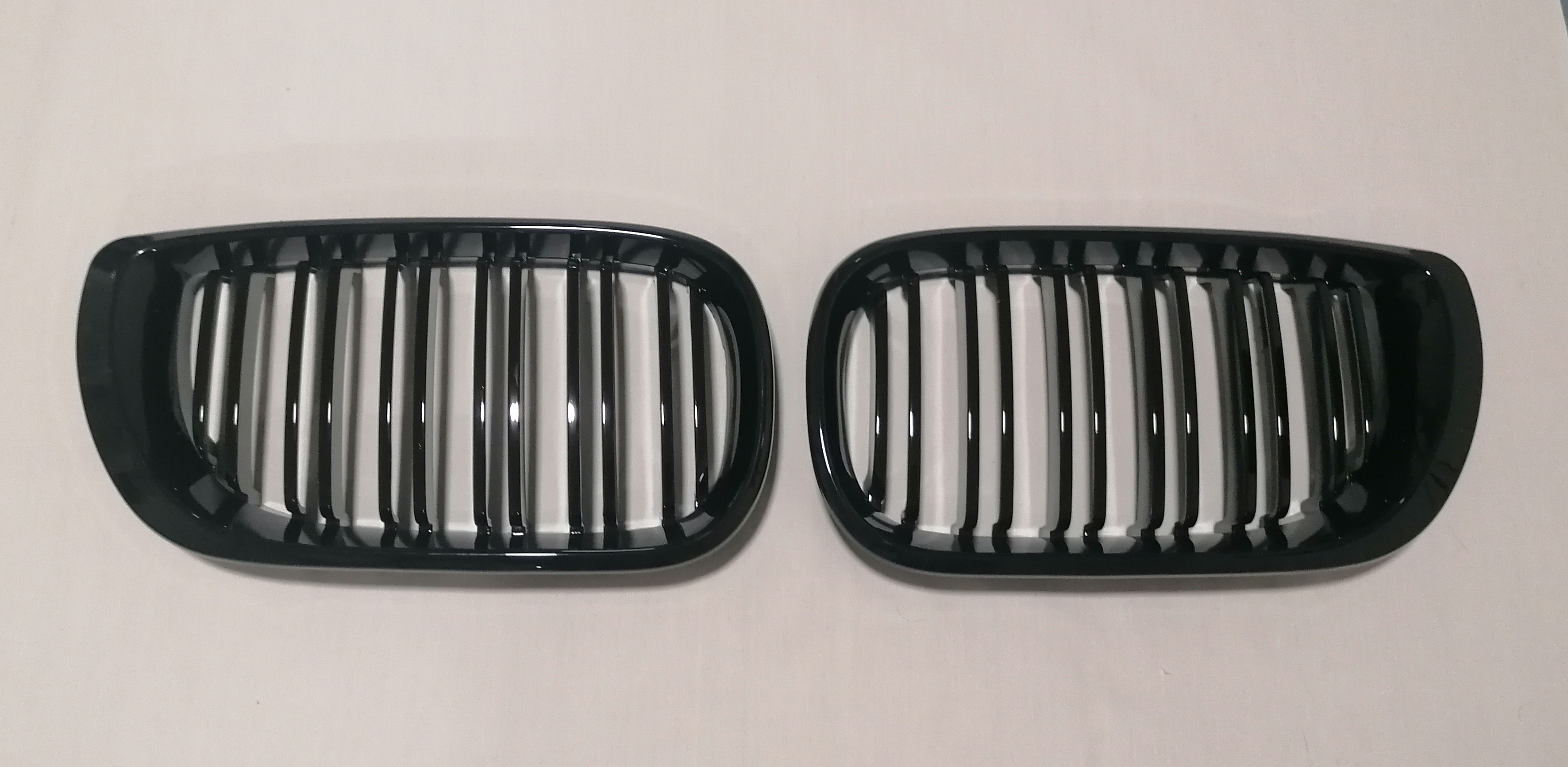 Juodos blizgios dvigubos grotelės (E46 LCI)