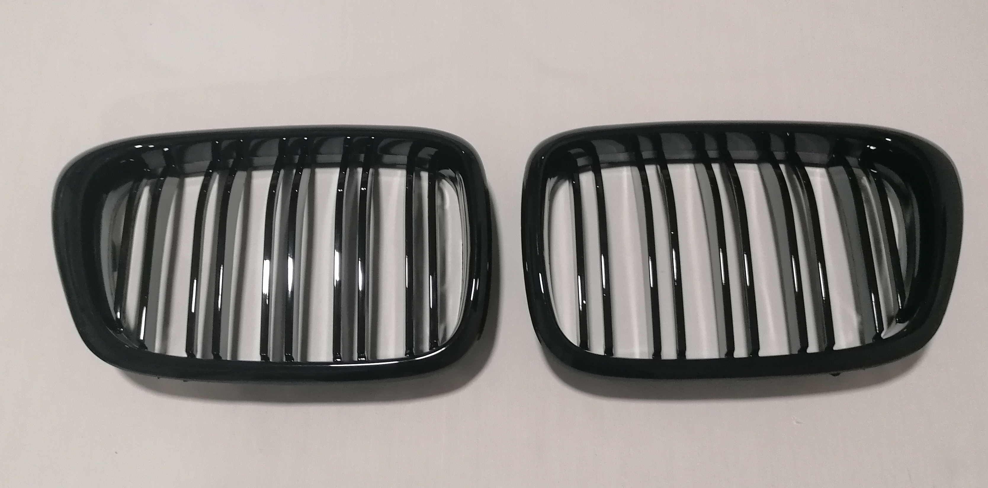 Juodos blizgios dvigubos grotelės (E39)