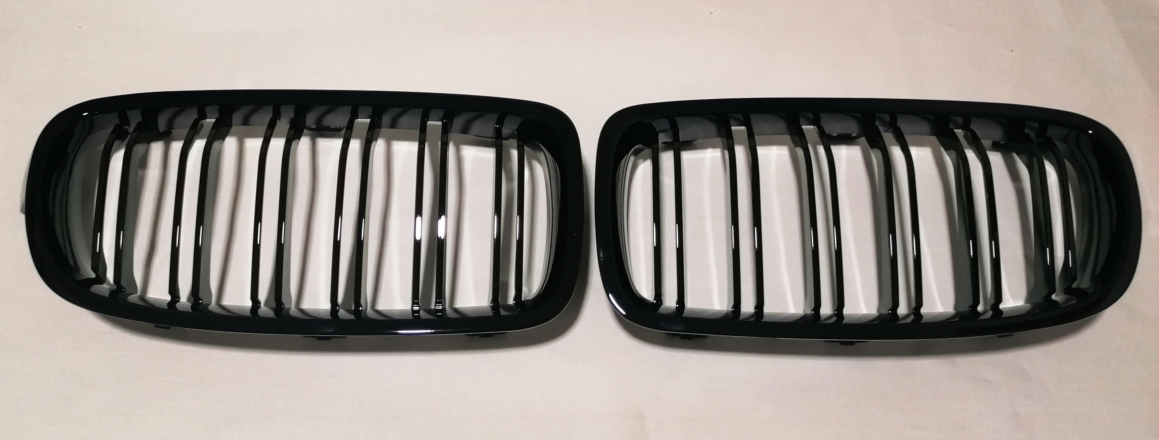 Juodos blizgios dvigubos grotelės (F30, F31, F35)