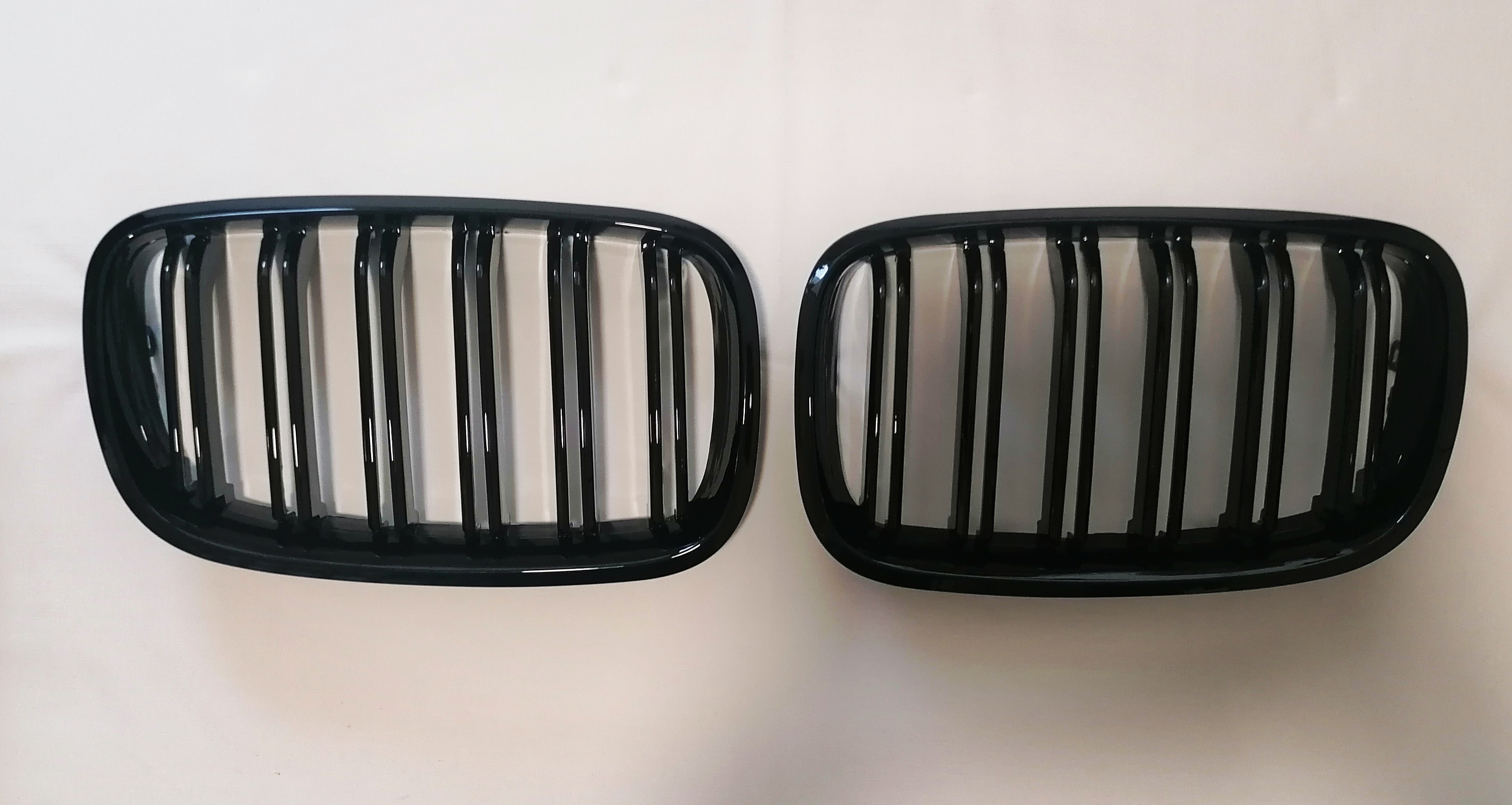 Juodos blizgios dvigubos grotelės 12 linijų (E70, E71)