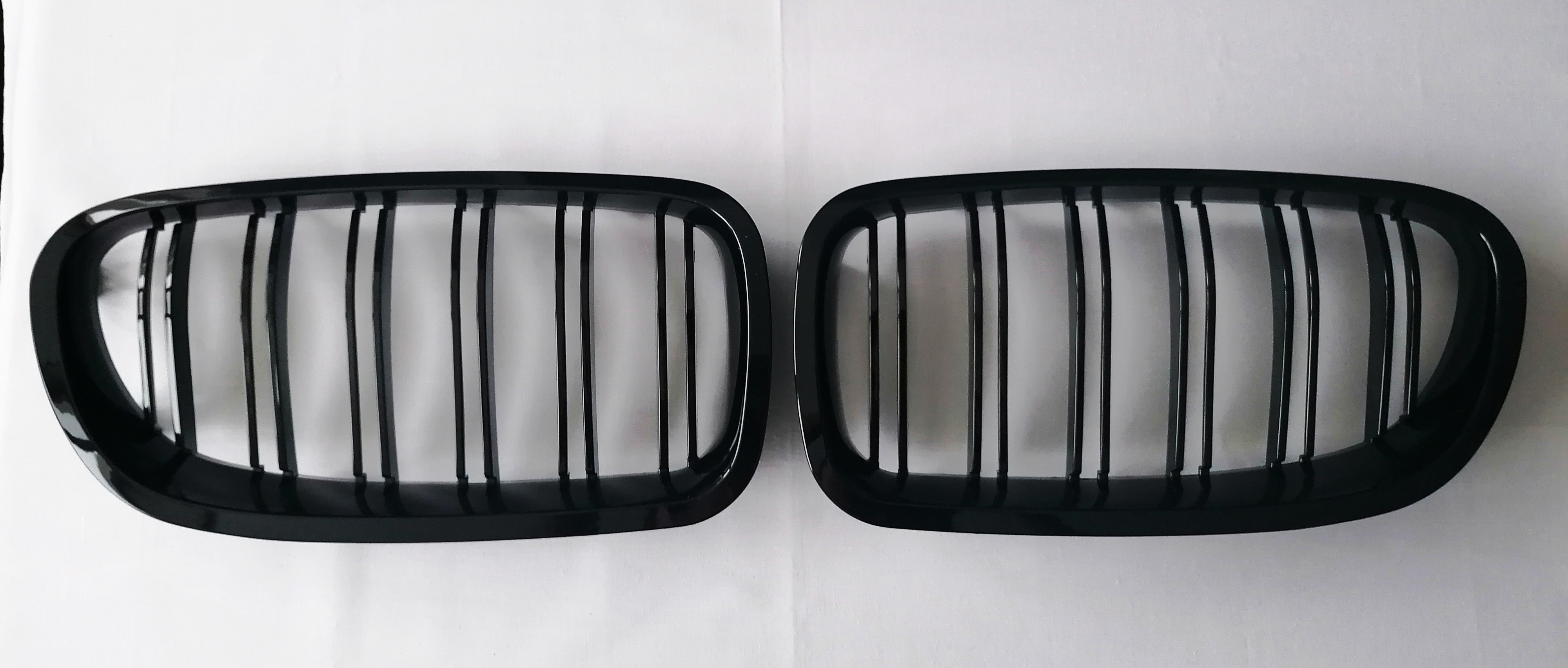 Juodos blizgios dvigubos grotelės (F10, F11)