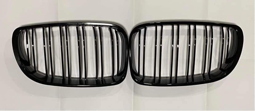 Juodos blizgios dvigubos grotelės (E81, E82, E87,E88)