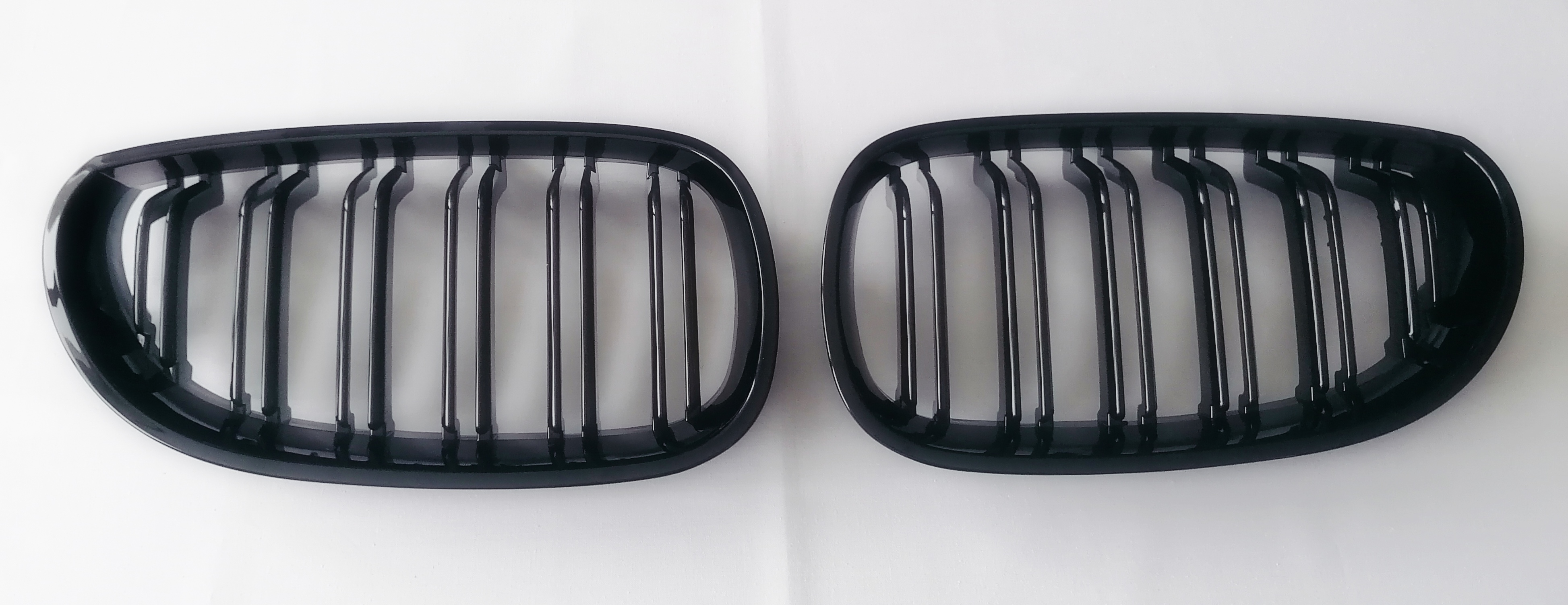 Juodos blizgios dvigubos grotelės lenktos (E60, E61)