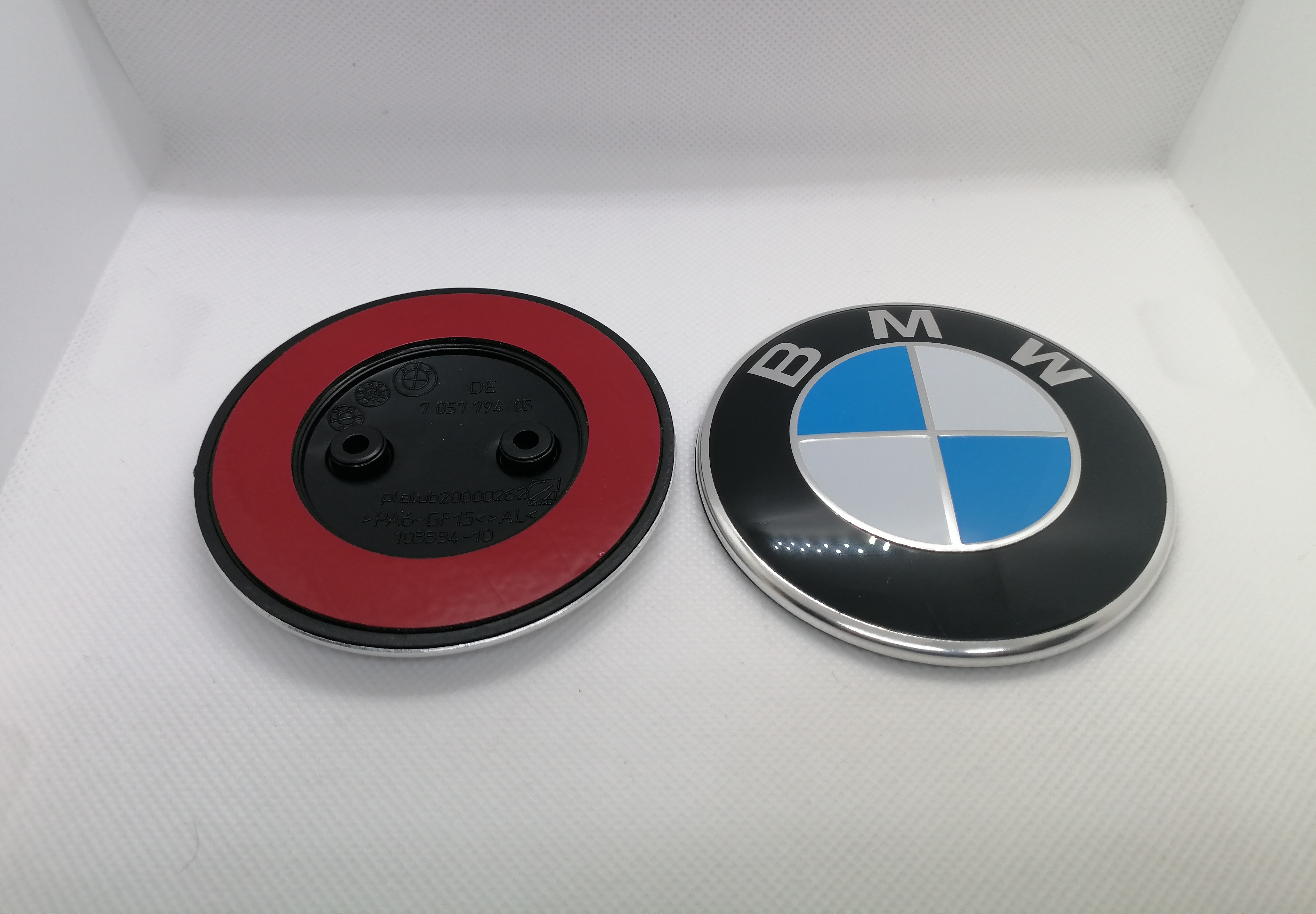BMW emblema (Melyna/balta) (F serijos 2 skylių)