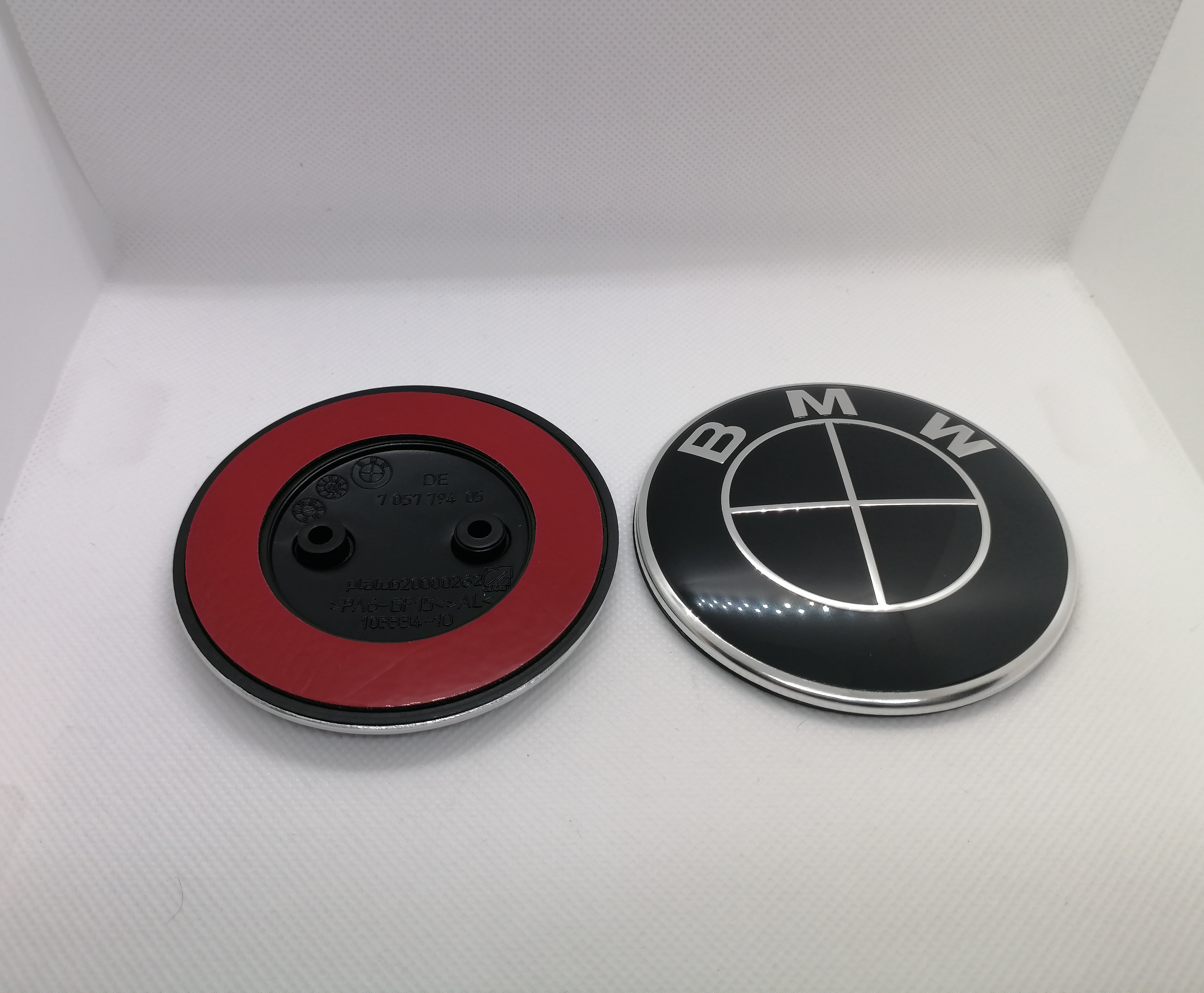 BMW emblema (Juoda/juoda) (F serijos 2 skylių)