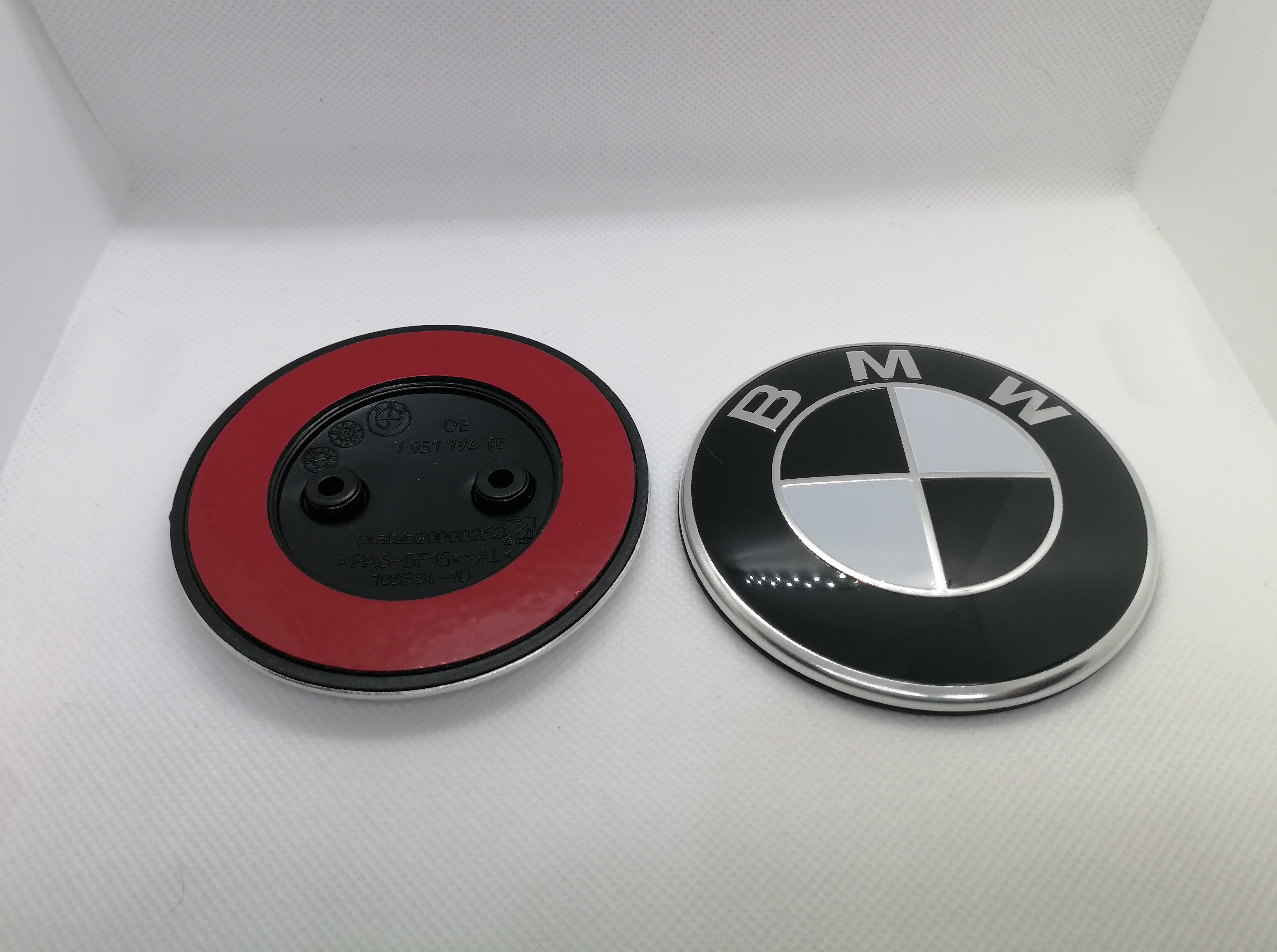 BMW emblema (Juoda/balta) (F serijos 2 skylių)