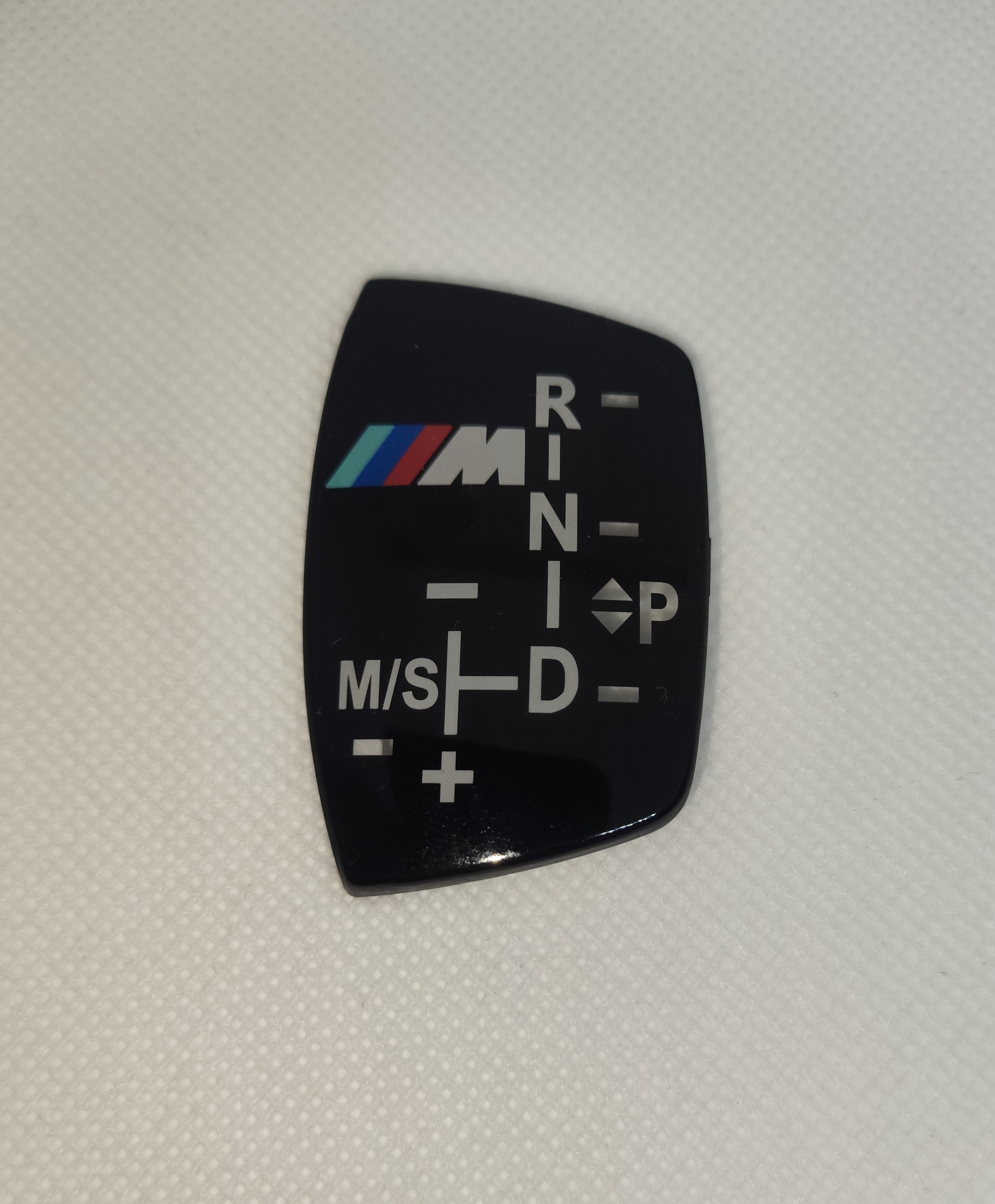 Selektoriaus stikliukas su M logotipu