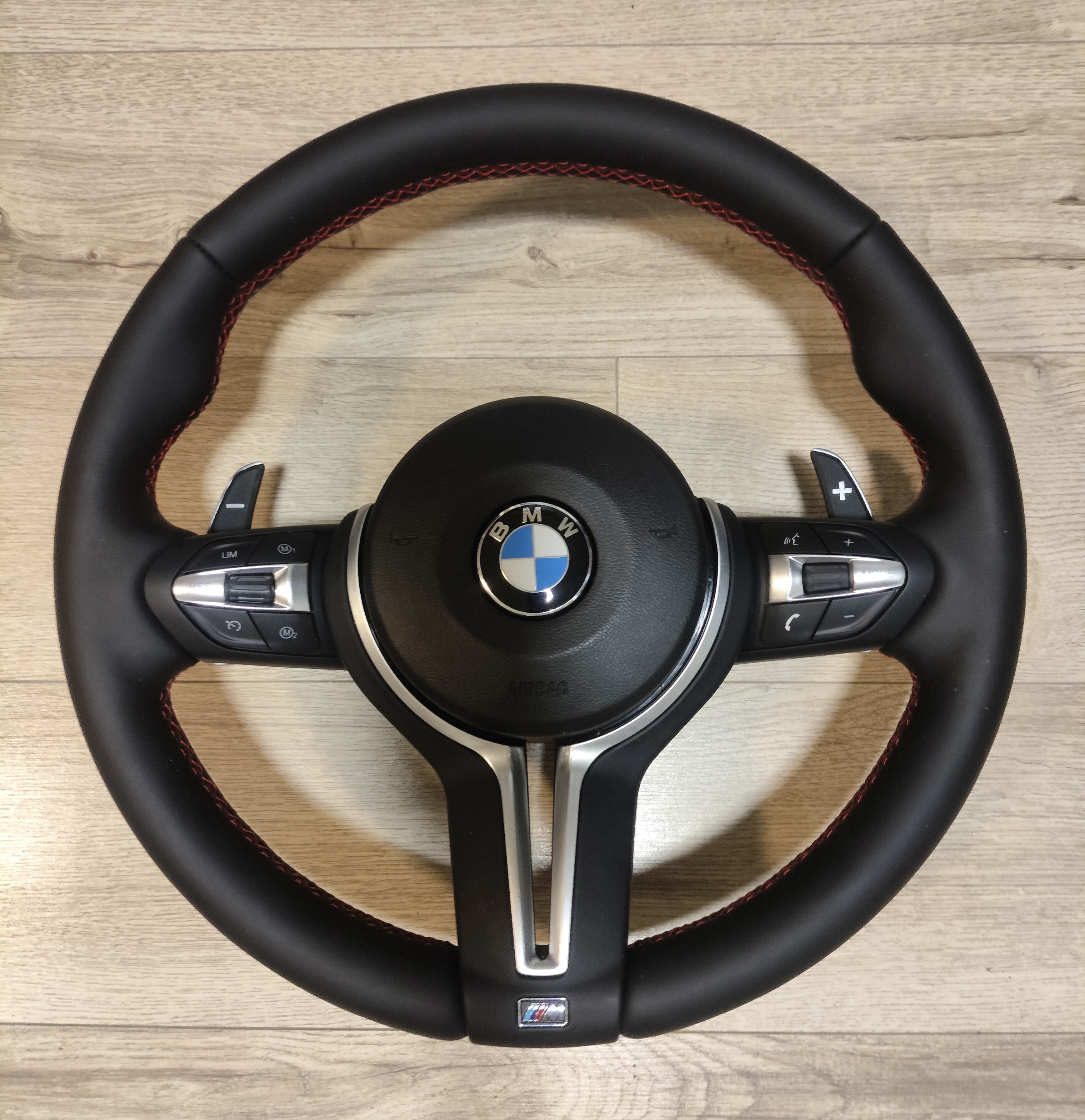 ŠILDOMAS VIBRO F serijos M3/M4 vairas su oro pagalve (Raudonos siūlės) (F15, F16, F2x, F3x)